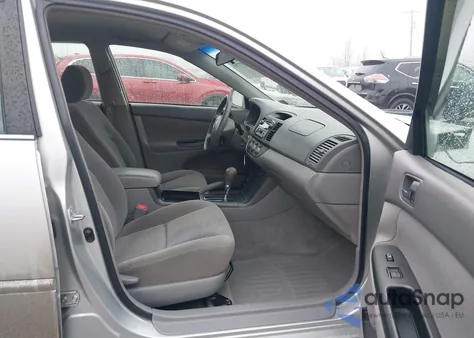 2005 Toyota Camry Le z USA, uszkodzony, nr VIN 4T1BE32K75U956775